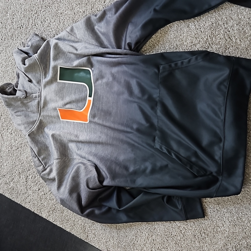 Brand new never worn um sweatshirt
